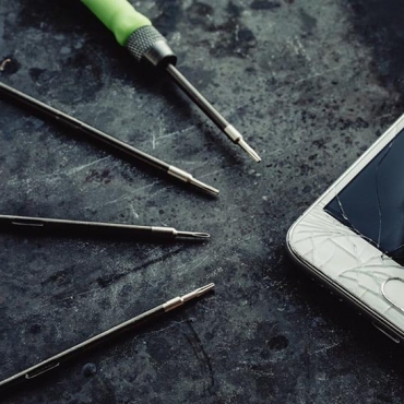 smartphone-with-a-broken-screen-and-repair-tools-PU7BB53-1024x800